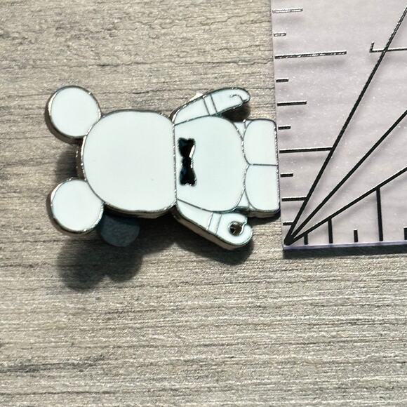 Disney World Parks - Vinylmation Mini Mickey Mouse Groom Trading Pin - Picture 3 of 4